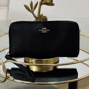 Coach F24413 Black Crossgrain Leather Accordion Zip Wallet